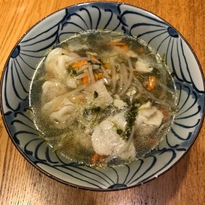 ウェイパーとレタスの水餃子スープ